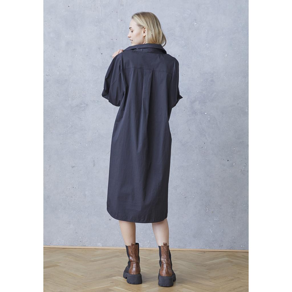 57016 Sigga Dress 900 Black Back isay sigga dress klänning skjortklänning poplin knappslå fin snygg ledig oversized