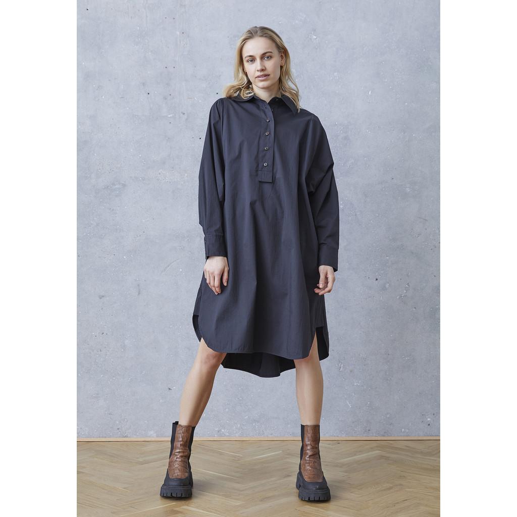 57016 Sigga Dress 900 Black Front isay sigga dress klänning skjortklänning poplin knappslå fin snygg ledig oversized