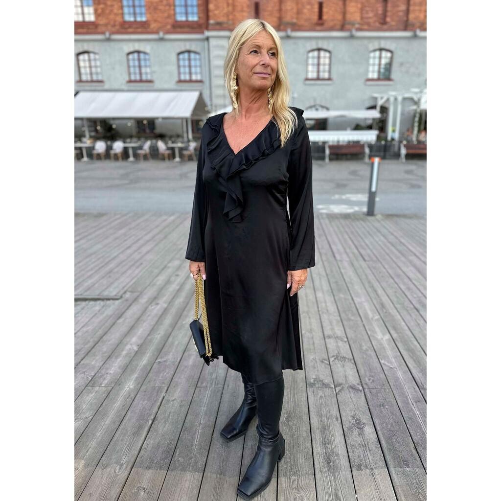 57197 Steff Flounce Dress - 900 Black isay steff flounce dress klänning volang frill blank