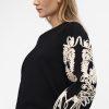 object joana tröja broderi på ärm mjuk o-neck 23040087