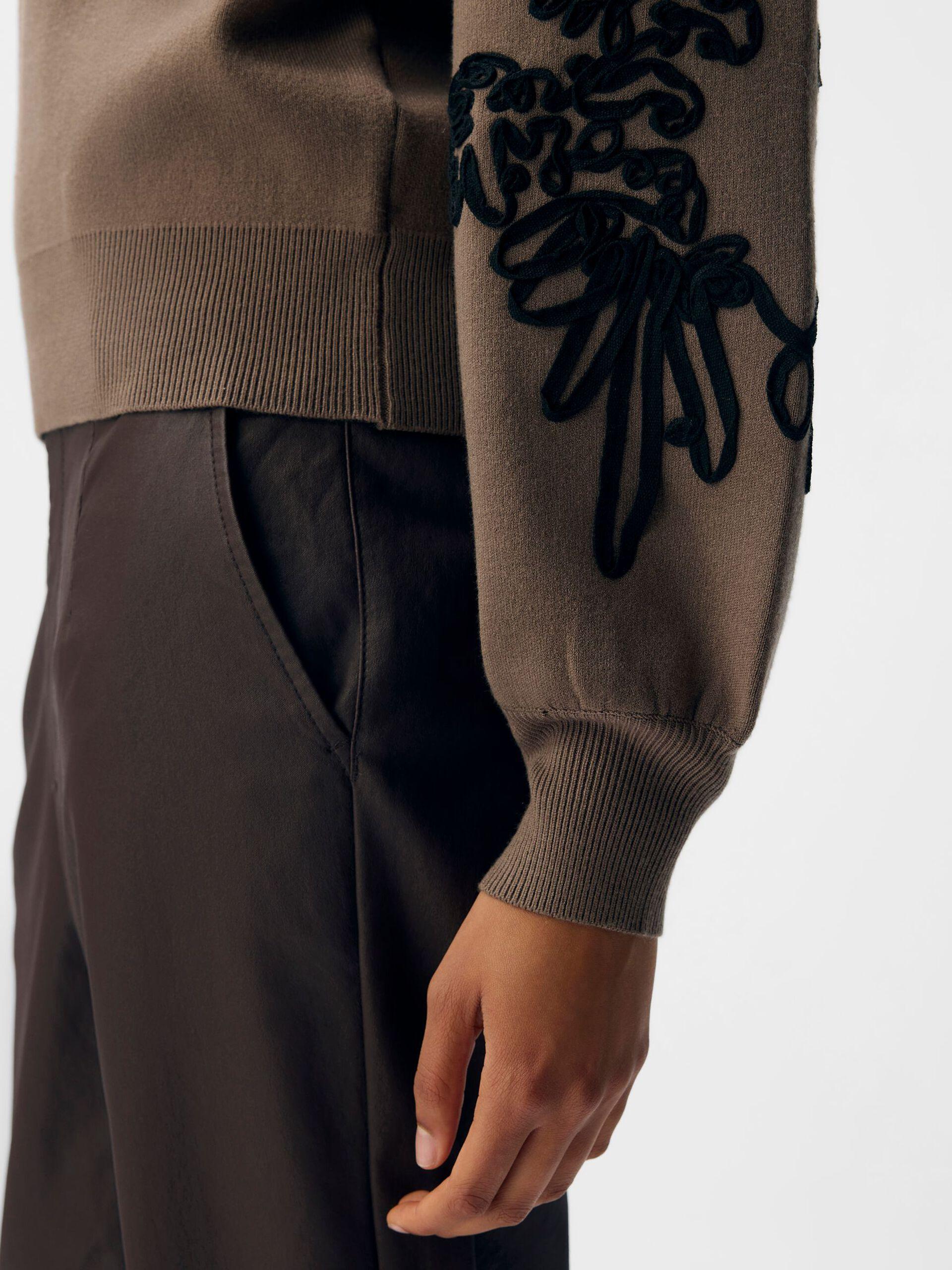 object joana tröja broderi på ärm mjuk o-neck 23040087