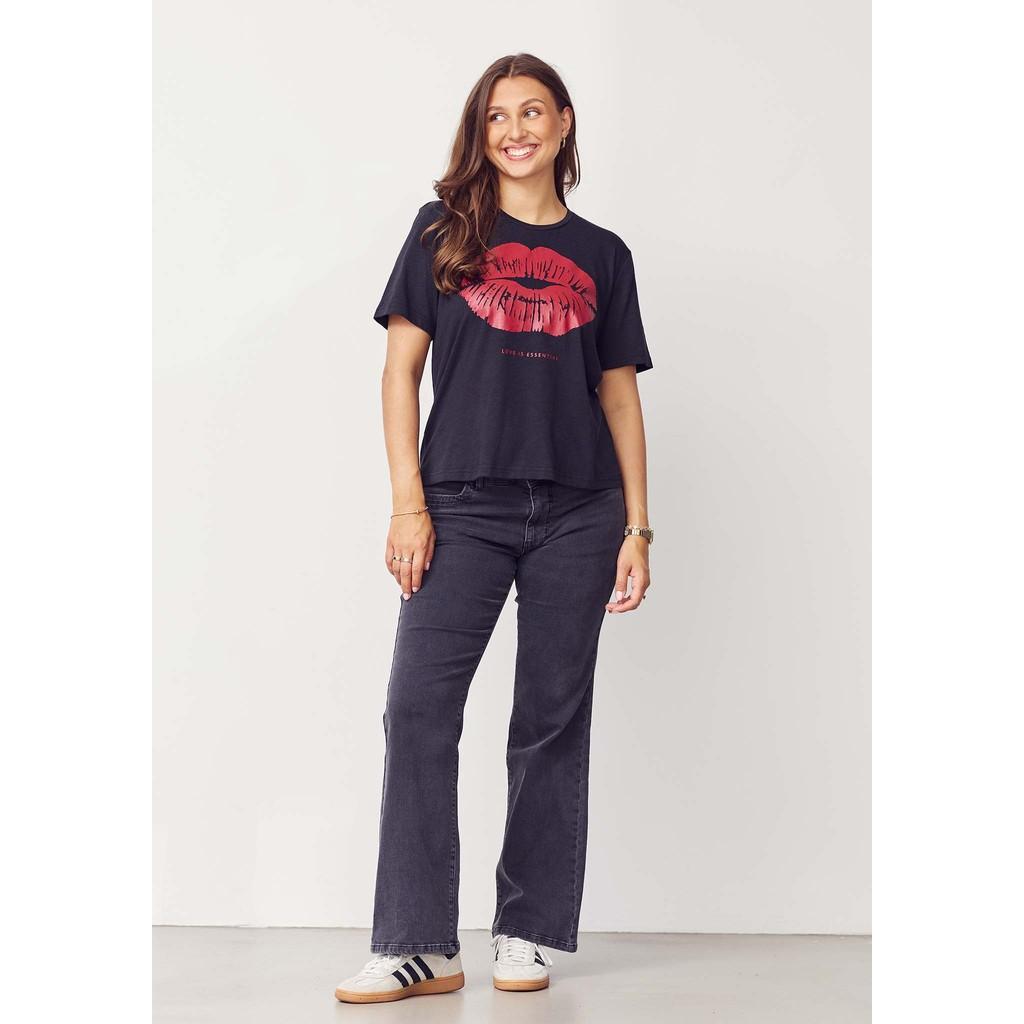 57771-Kora-Lip-T-shirt-900-Black-57743-Verona-Flare-Jeans-958-Dark-Grey-Wash-Outfit isay kora lip tee kortärm bomull 57771