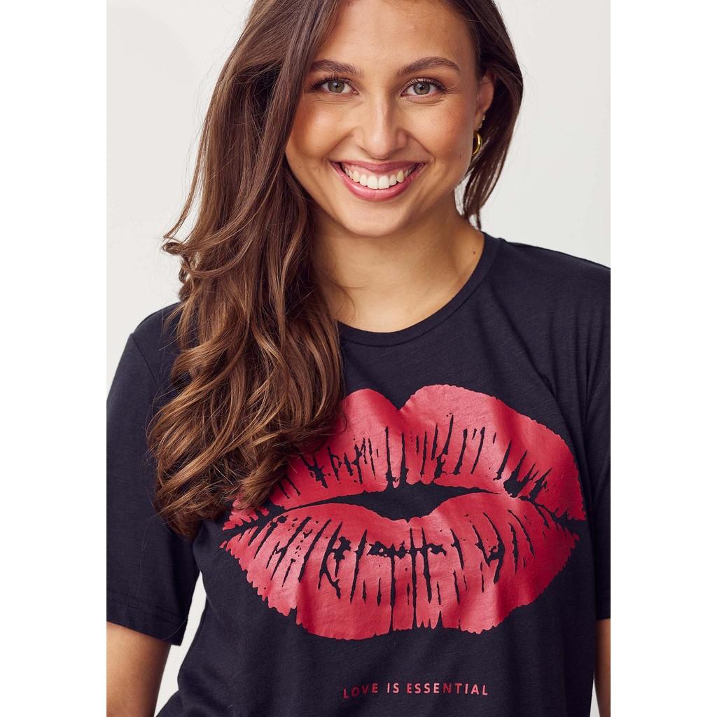 57771-Kora-Lip-T-shirt-900-Black-Outfit-Detalje isay kora lip tee kortärm bomull 57771