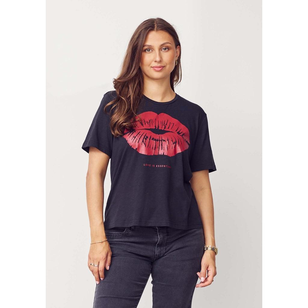 57771-Kora-Lip-T-shirt-900-Black-Outfit-Front isay kora lip tee kortärm bomull 57771