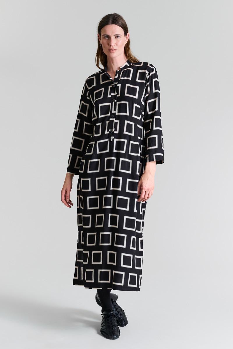 bittekairand_fw25_14696_4 bitte kai rand Iki klänning med knappar viskos mönster 14696